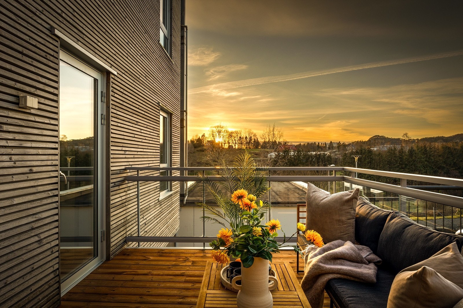 Flott utsikt fra terrassen som har nylagte terrassebord Galleribilde
