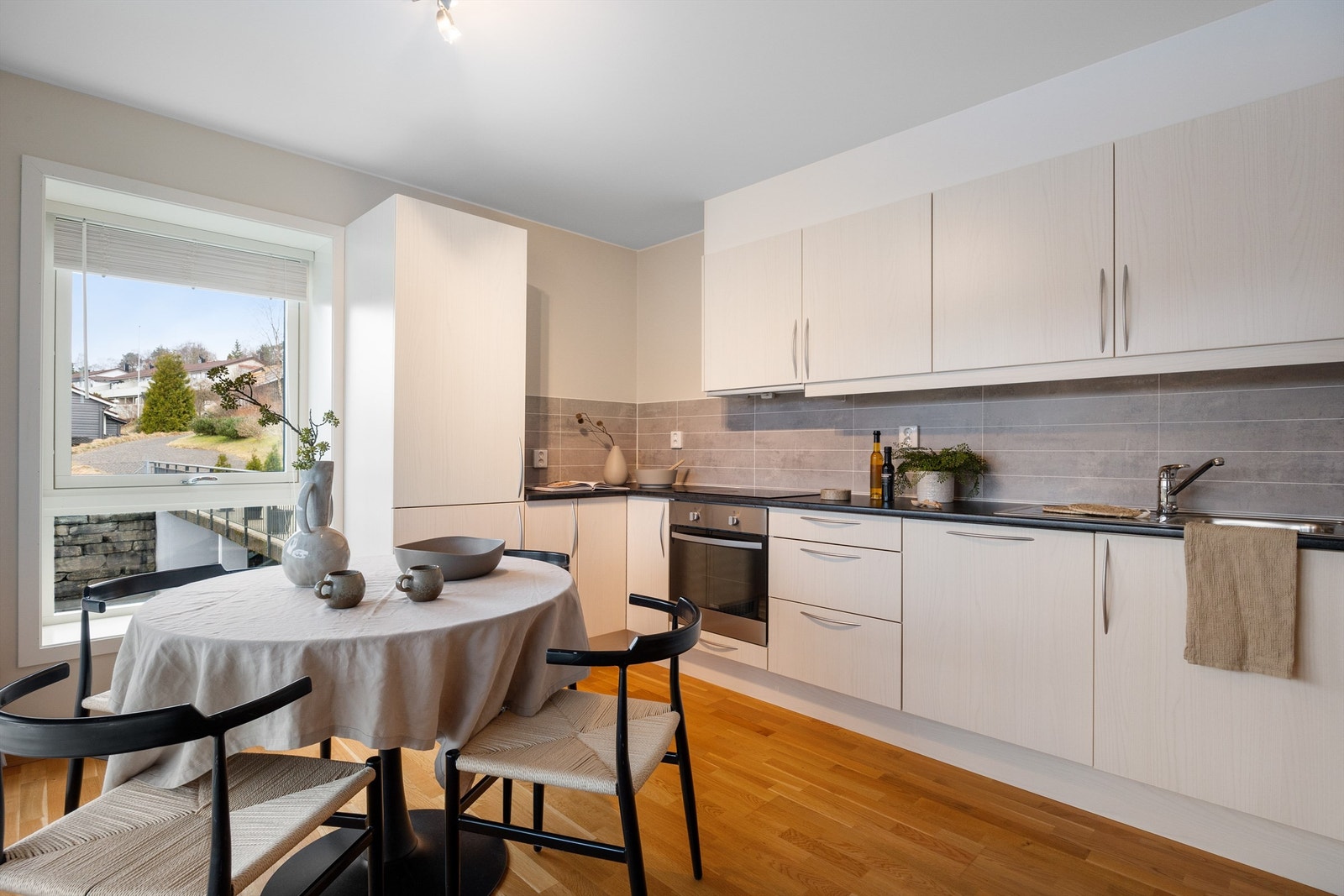 Moderne, åpen kjøkkenløsningen bringer en behagelig og luftig atmosfære til oppholdsrommet Galleribilde