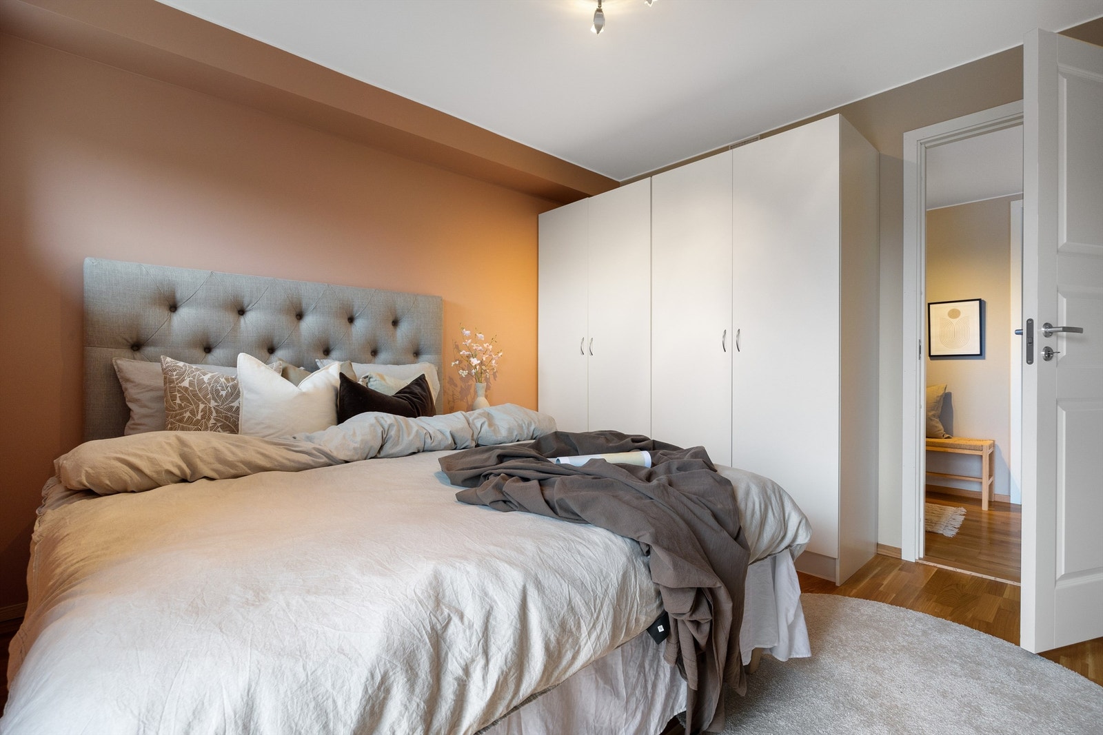 Boligens soverom er romslig med garderobeskap, samt god plass til nattbord og dobbeltseng Galleribilde
