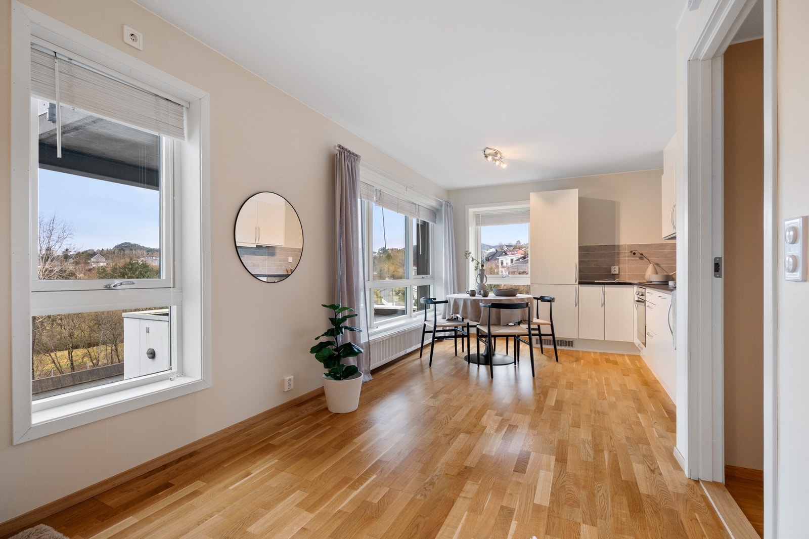 Leiligheten har svært gode kvaliteter som heis, fast parkeringsplass samt varmtvann og varme inkludert i felleskostnadene Galleribilde