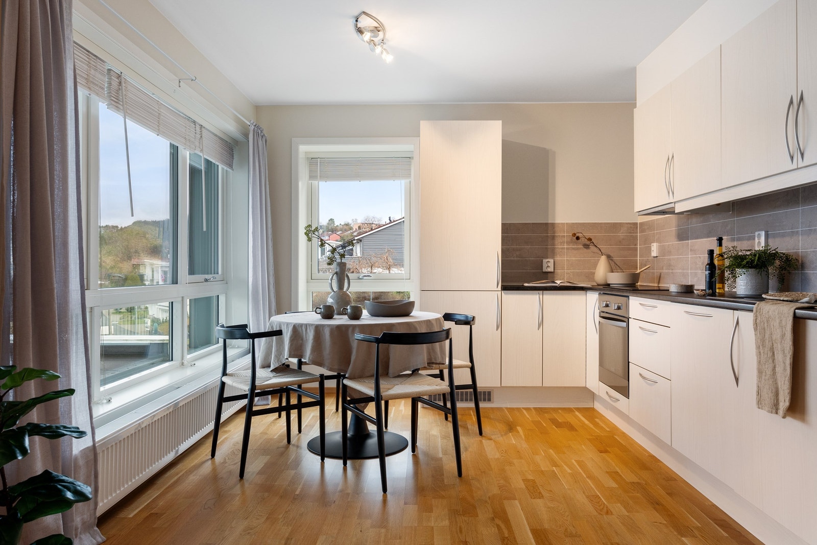 Lyst og fint fargevalg på veggene i stuen Galleribilde