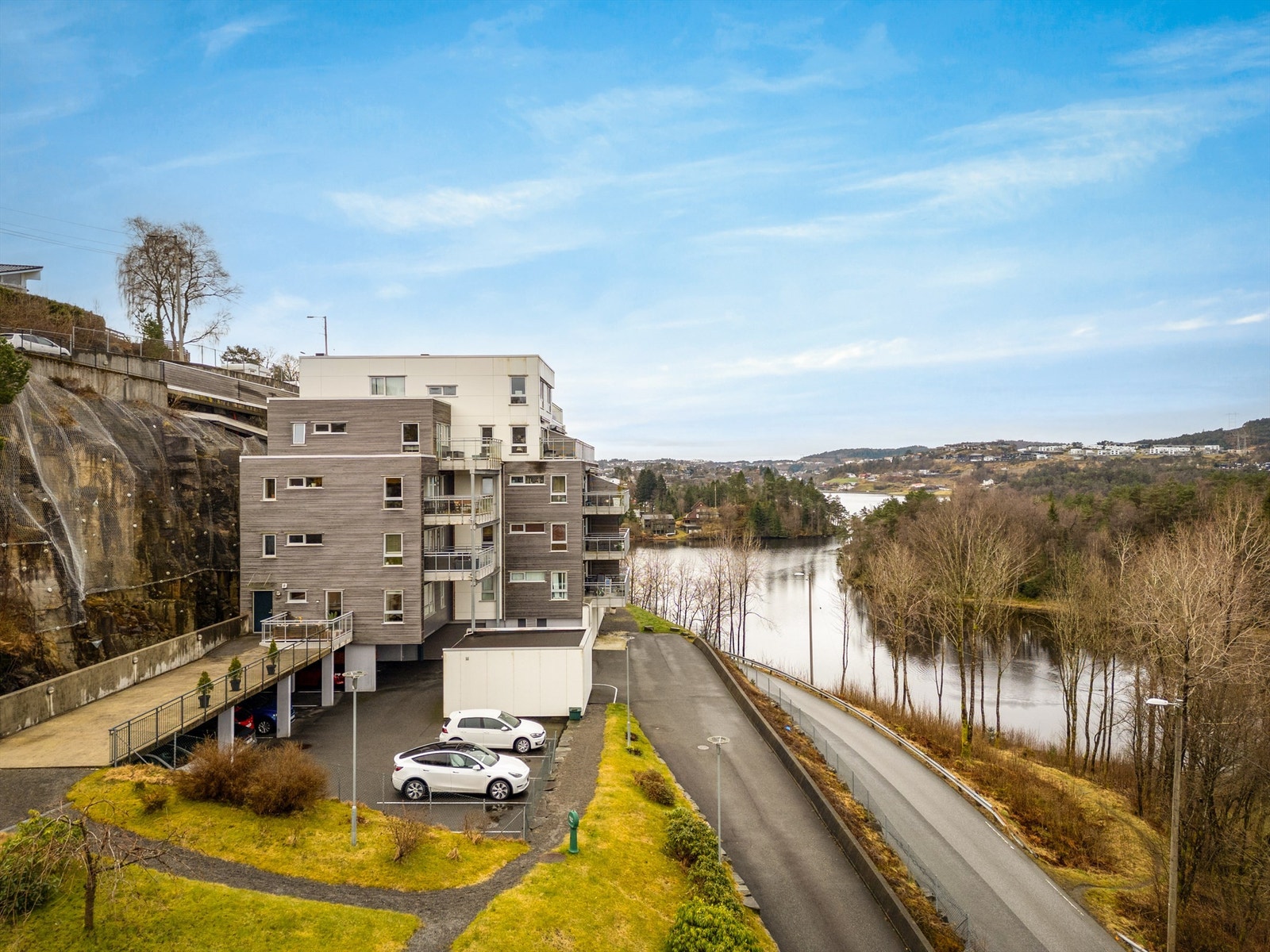 Trappefri adkomst til/fra parkering med heis i bygget. Galleribilde