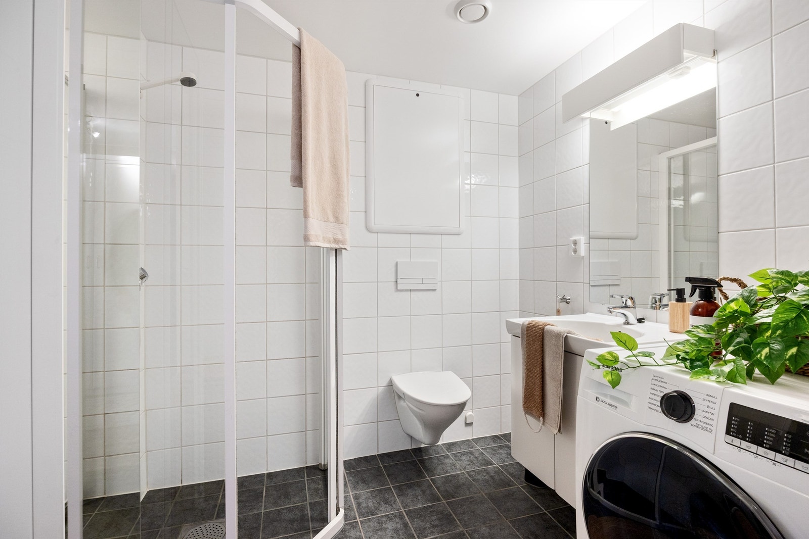 Nydelig bad fra 2013 med nøytrale, flotte fliser samt opplegg for vaskemaskin Galleribilde
