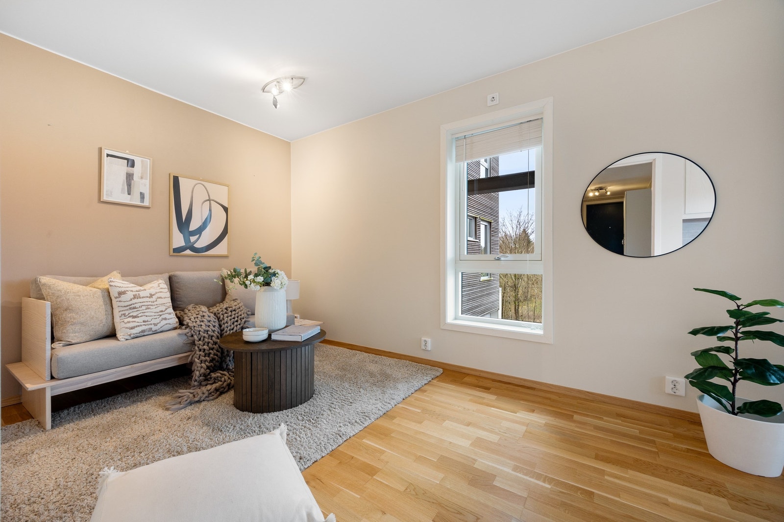 Stuen fremstår som lys og meget tiltalende med store vindusflater. Dette gir rikelig med naturlig lys og dermed en luftig følelse Galleribilde