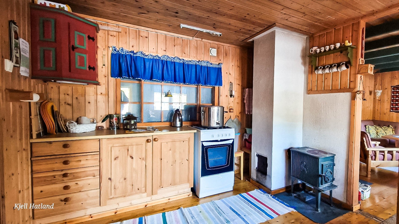 Det enkle hyttelivet med gassbluss og lys fra stearin eller solcellebatteri Galleribilde