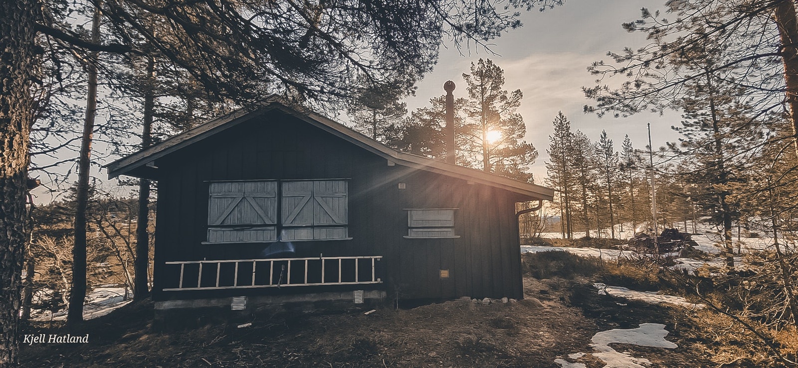 Hytta ligger usjenert til med nydelig utsikt over skog og fjell Galleribilde