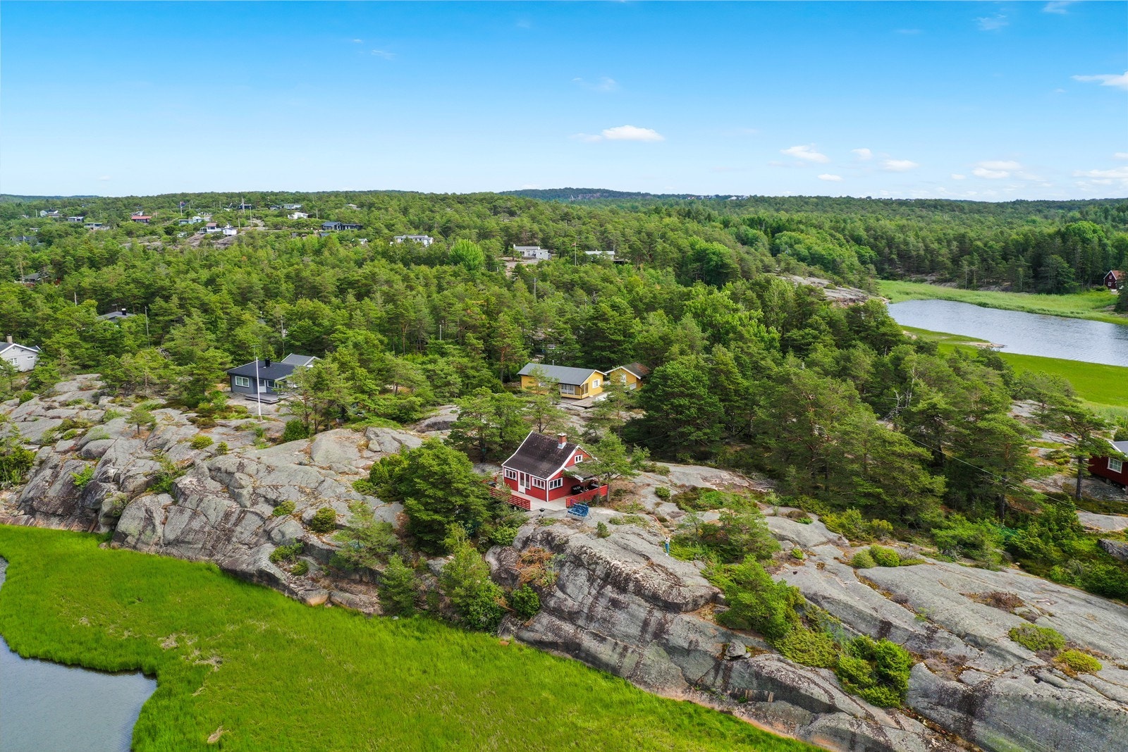 Sandvika er lett tilgjengelige fra Fredrikstad sentrum, enten med bil eller båt. Kråkerøy er forbundet med fastlandet via Kråkerøybrua, som gjør det enkelt å komme seg til disse områdene. Galleribilde