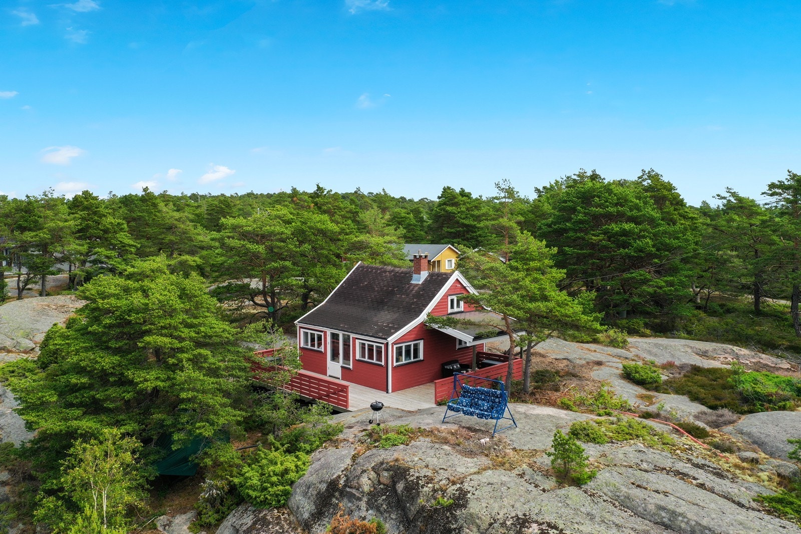 Eldre fritidsbolig med godkjente tegninger og igangsettingstillatelse på rehabilitering og tilbygg på eksisterende hytte. Galleribilde