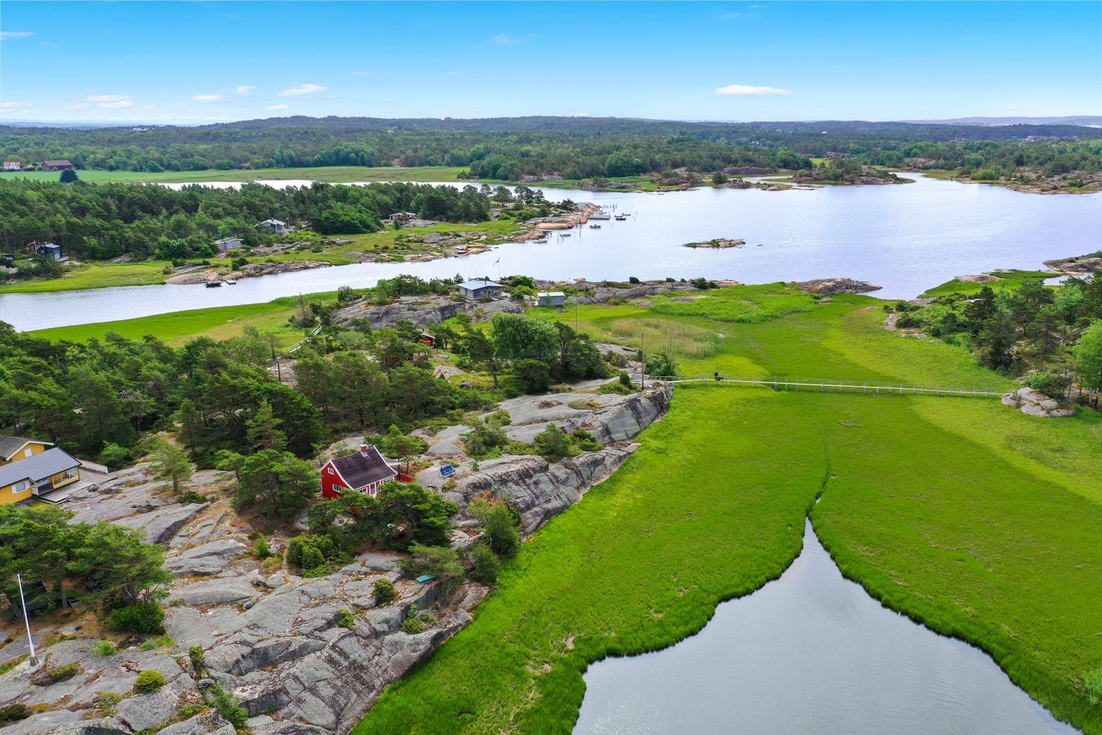 Området rundt er frodig og grønt, med mange turstier som gir muligheter for vandring og naturopplevelser. Galleribilde