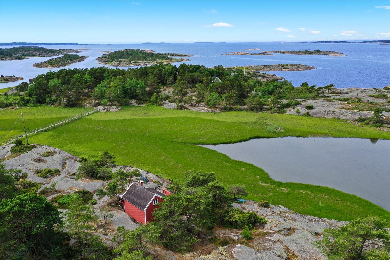 Området har også et rikt dyreliv, og det er ikke uvanlig å se sjøfugl og annet viltliv langs kysten. Galleribilde