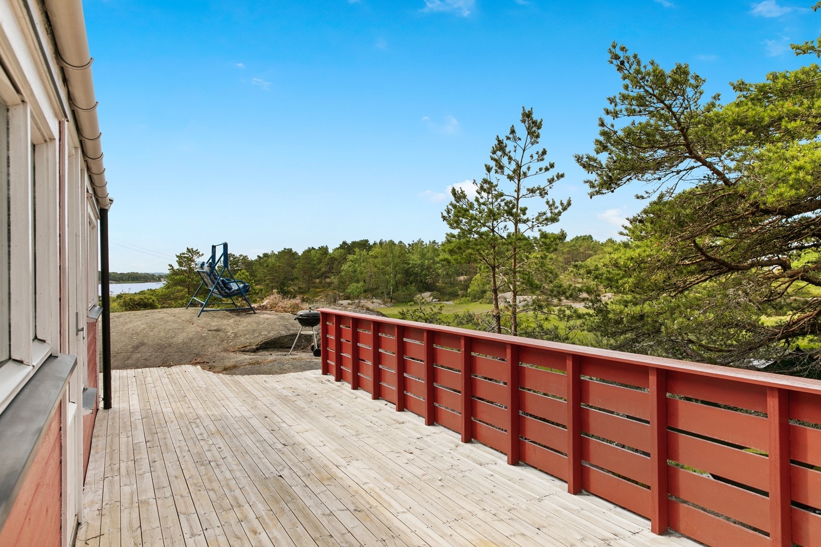 Fredelig og skjermet hytte med flott utsikt ut over Poseholmen. Galleribilde