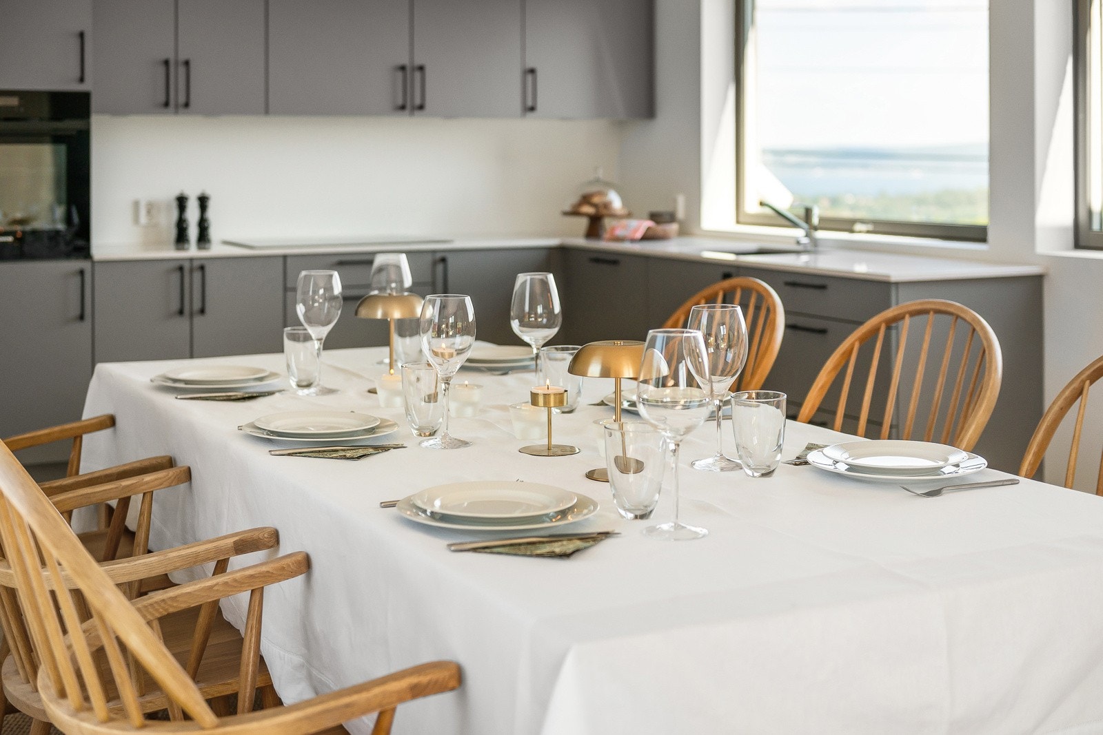 Rom for stort spisebord inne i kjøkkensonen. Galleribilde