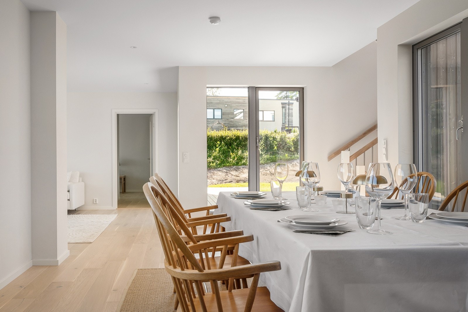 God praktisk åpen løsning fra kjøkken mot stue og spisestue. Galleribilde