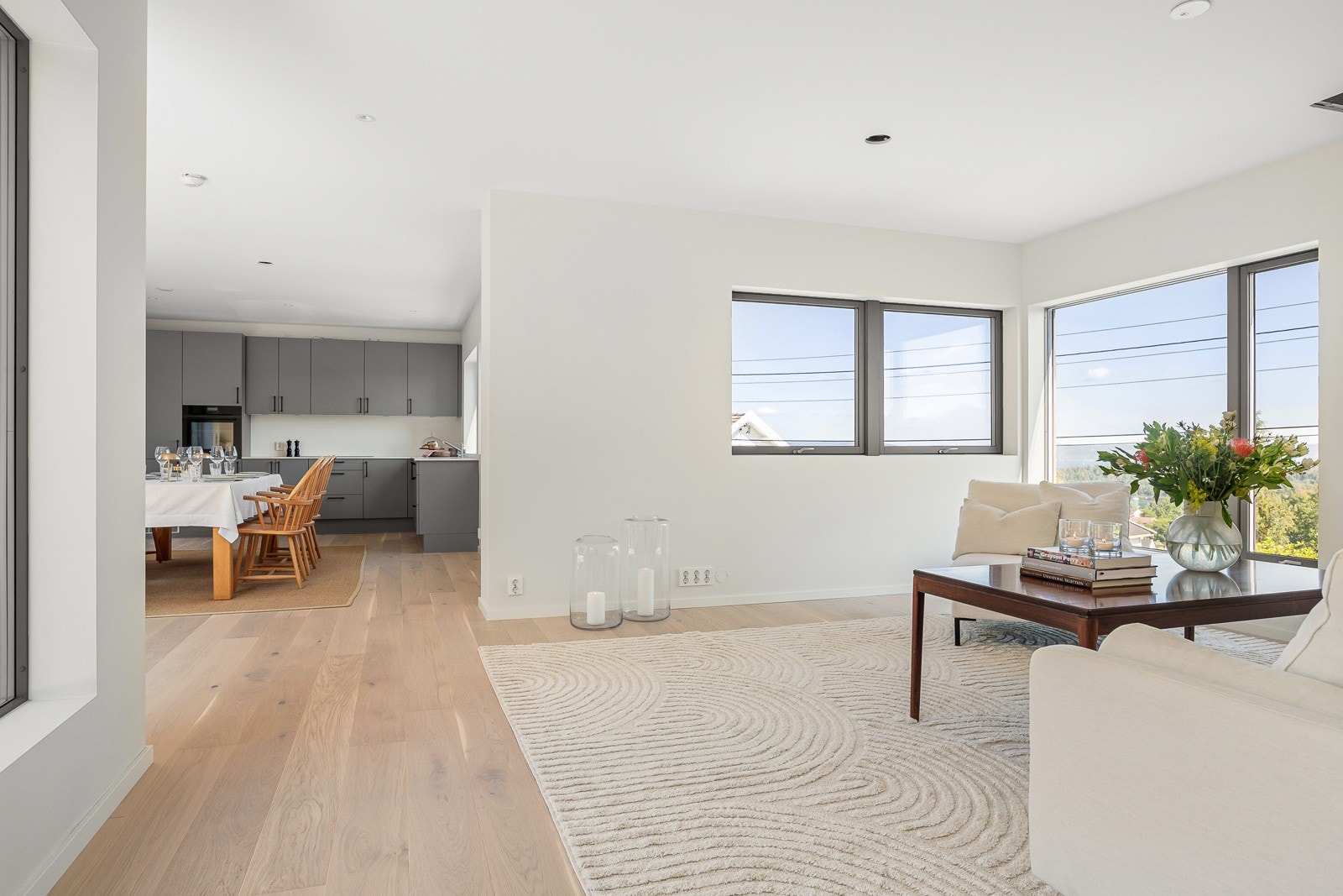 Åpen stue- og kjøkkenløsning sørger for en mer luftig atmosfære. Galleribilde