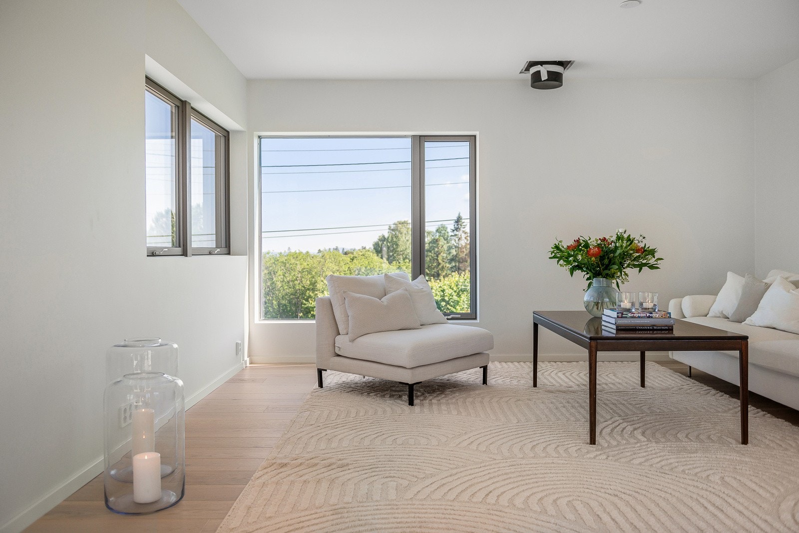 Stuen har gode lysflater og utgang til uteoppholdsarealer. Galleribilde