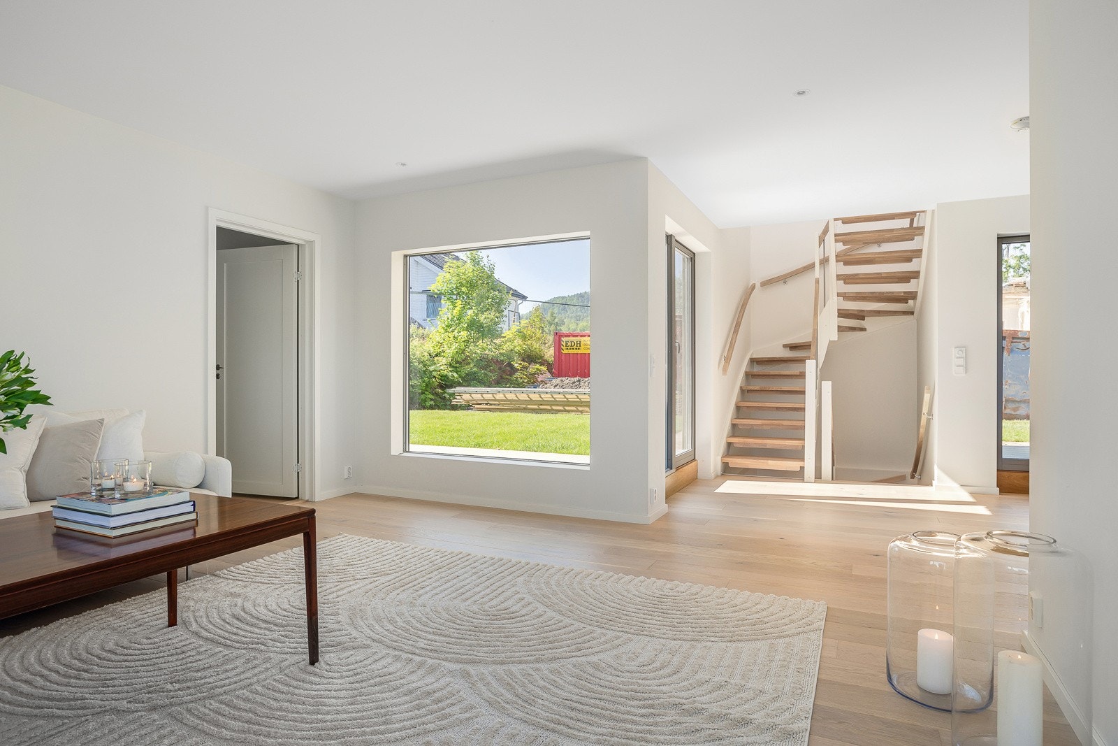 Det er mulighet for praktikantdel i 1. etasje med eget soverom, bad og oppholdsrom. Galleribilde