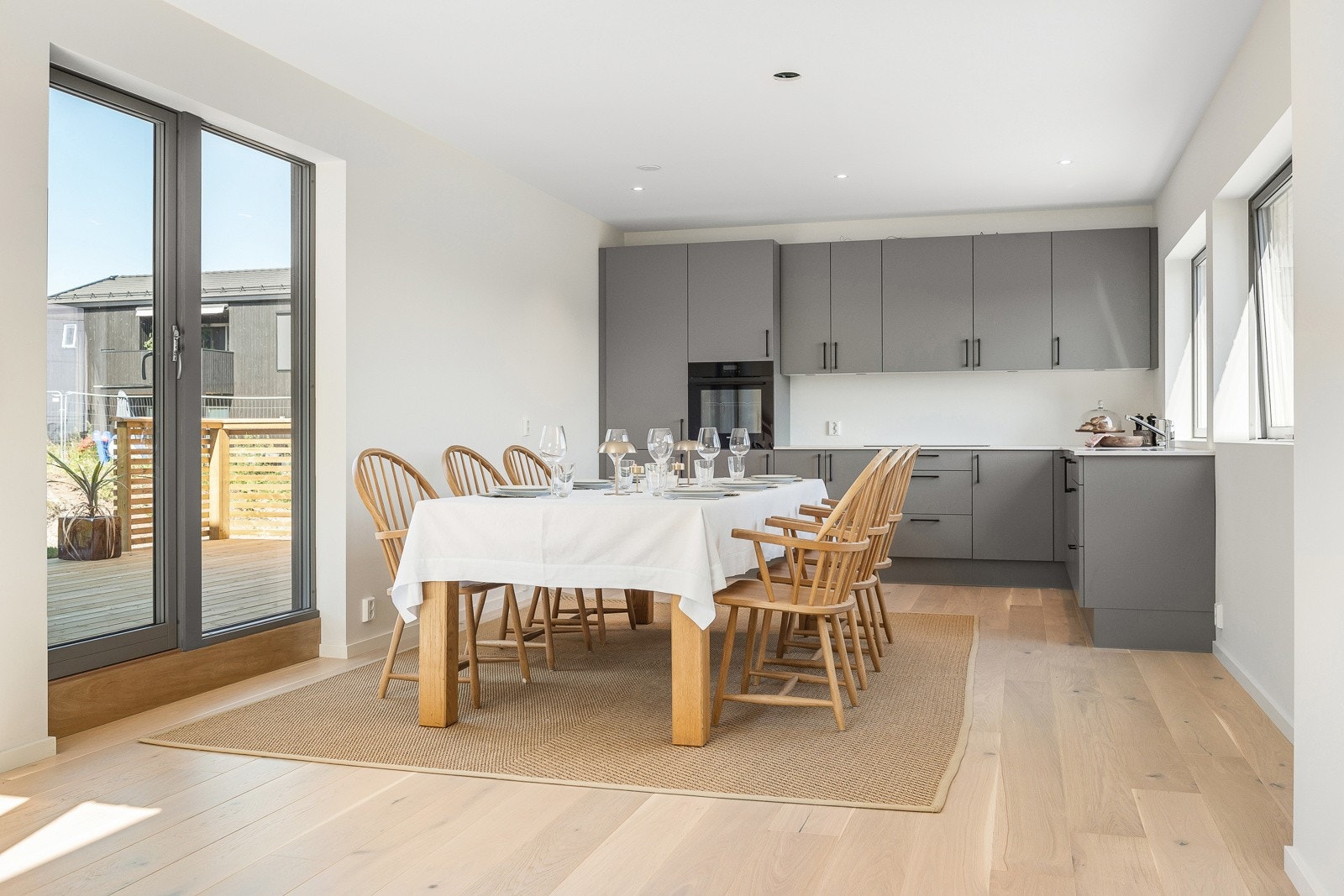 Delikat kjøkken med god benk og skapplass - Spisestue og utgang balkong\terrasse. Galleribilde