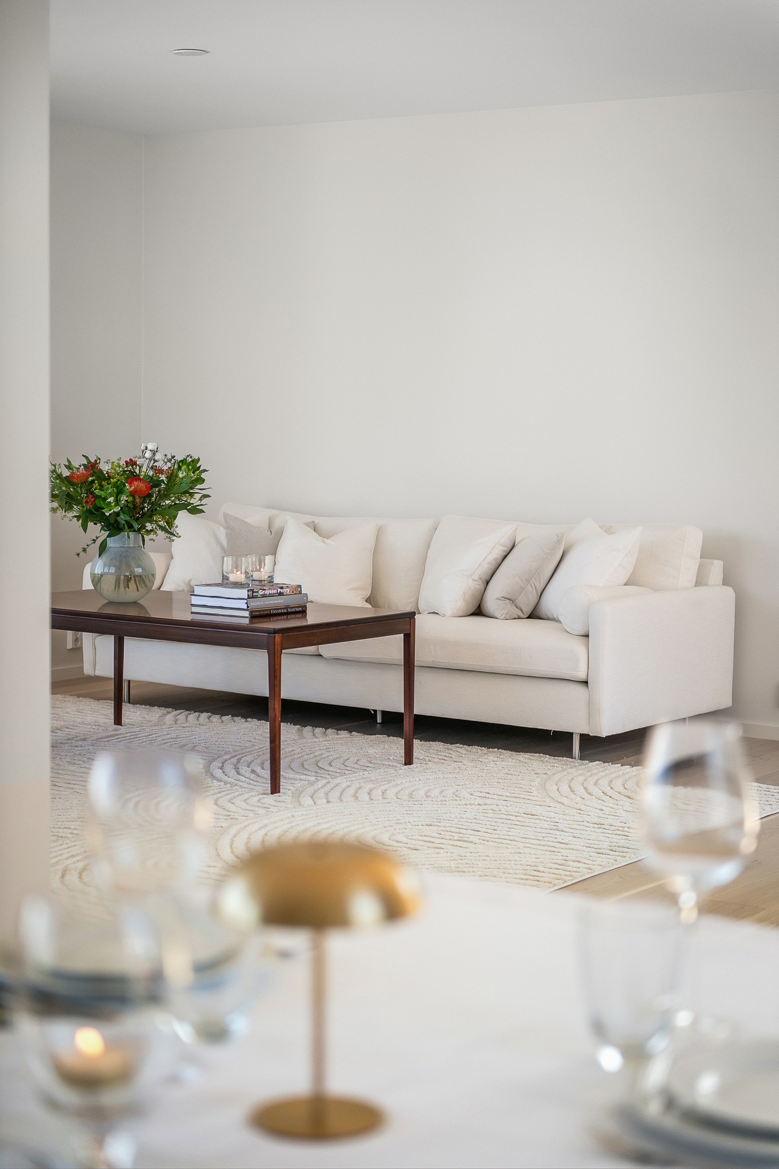 Barlinek en-stavs 14 mm x 180 mm eikeparkett av typen Cappurccino Grande Various på alle gulv med unntak av entre, wc og bad. Galleribilde