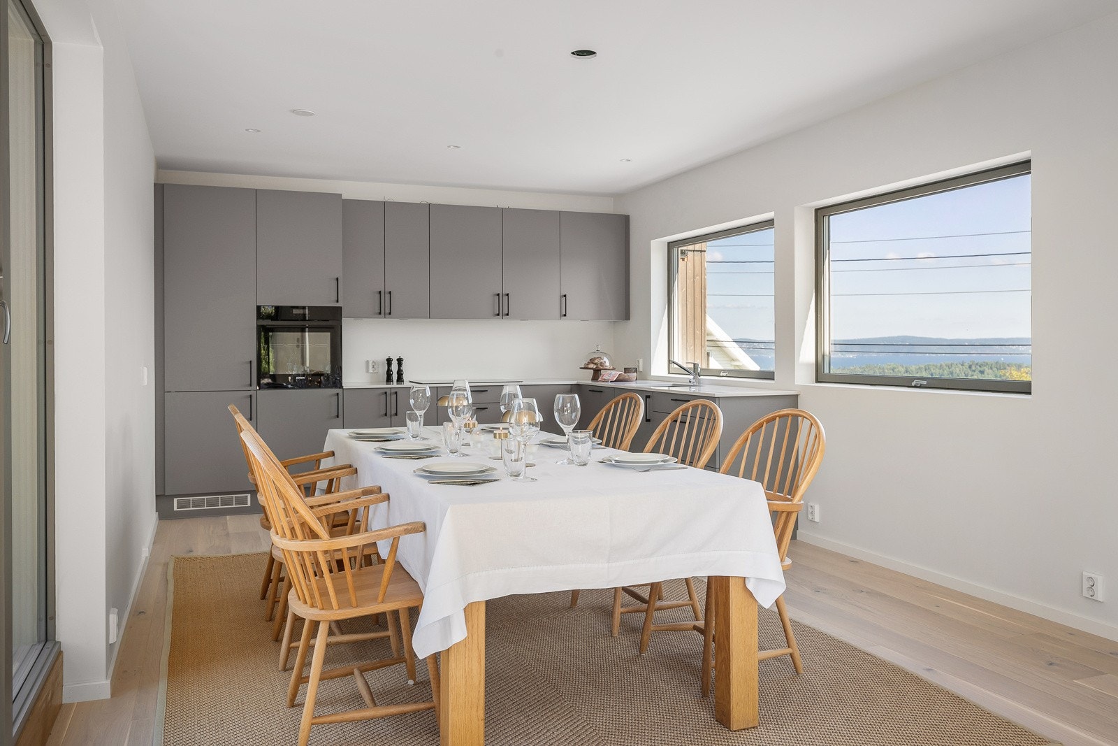 Balansert ventilasjon og mye innlys gir et både godt og opplyst inneklima. Galleribilde