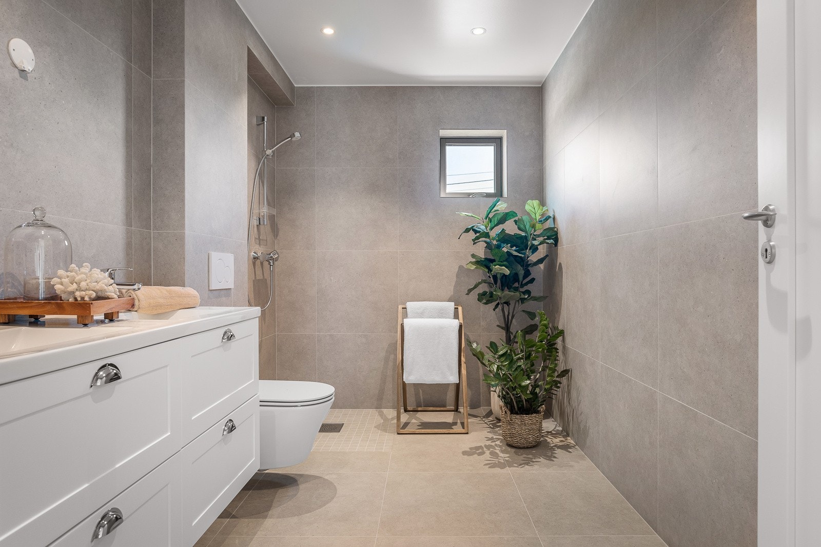 Badene i tillegg til WC og entréen har 30/60x60 cm grå keramiske fliser. Galleribilde