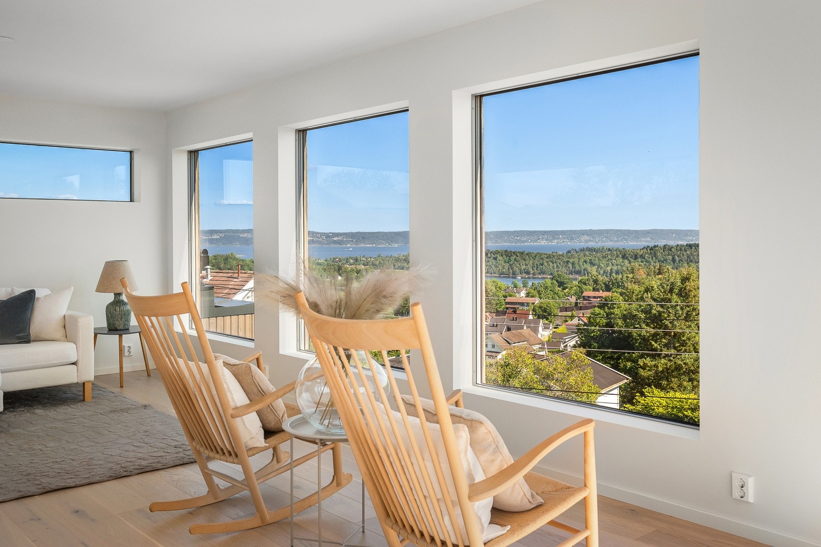 Vinduer i grå farge innvendig og utvendig i tre med 2/3-lags energiglass. Galleribilde