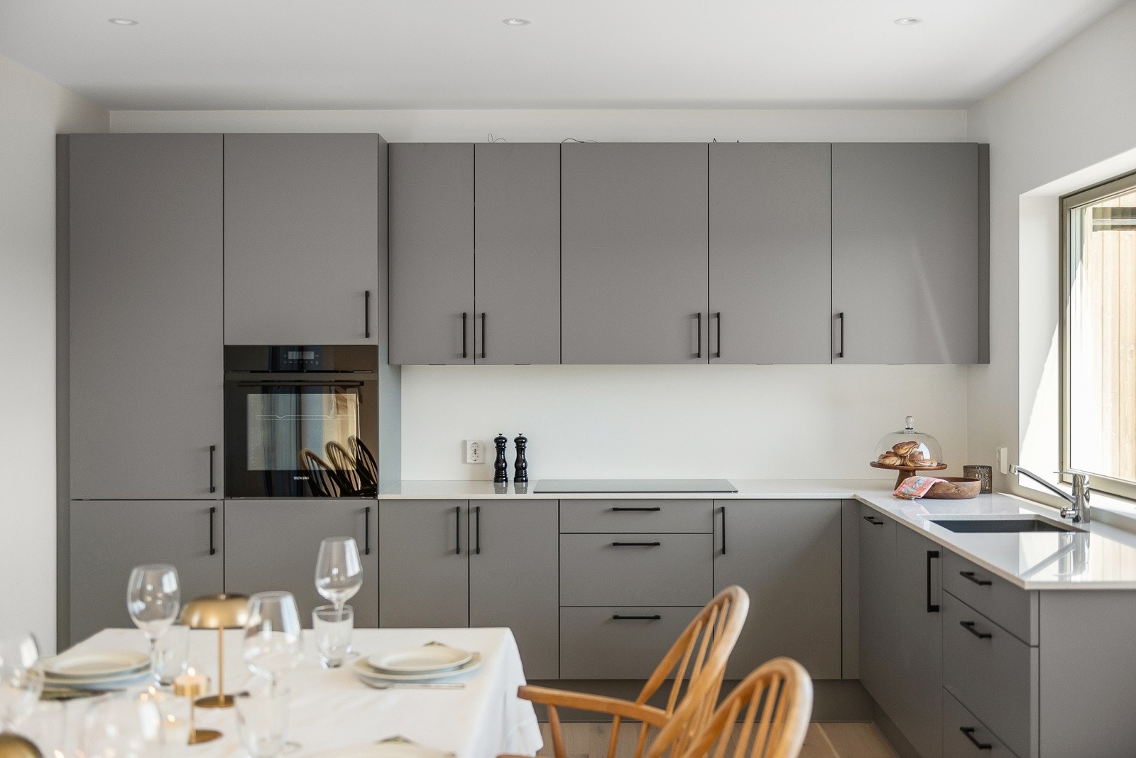 Kjøkkeninnredningen strekker seg langs to sider og byr på gode arbeidsforhold. Galleribilde