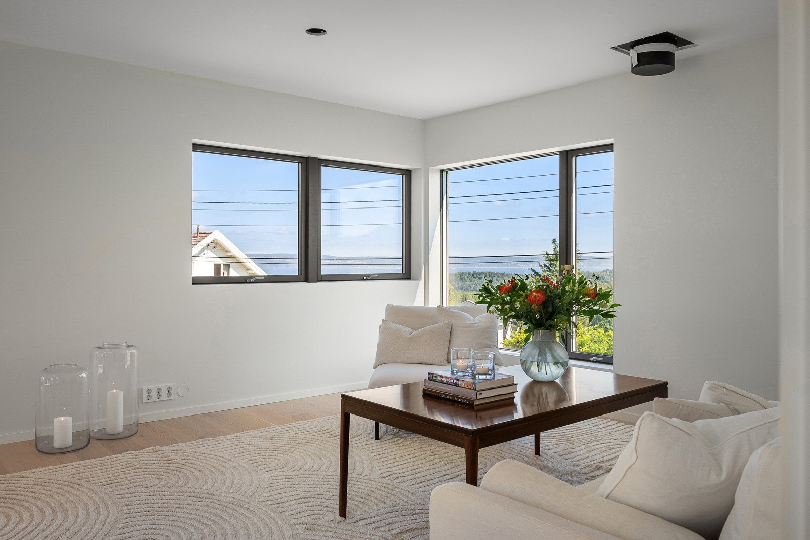 Listfrie overganger mellom vegger og tak, i typisk nybygg-stil. Galleribilde