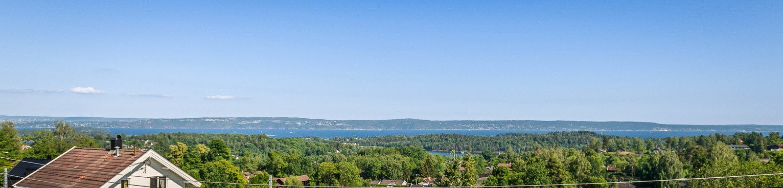 Boligen er beliggende på et lite høydedrag med praktfull utsikt over Oslofjorden. Galleribilde