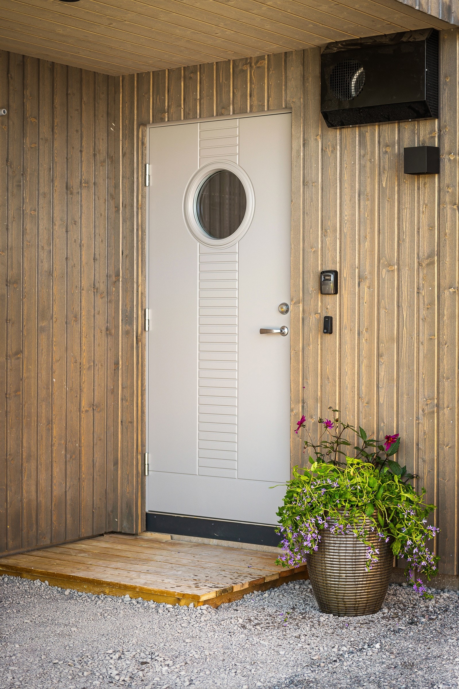 Pent gruslagt inngangsparti med overbygg og liten platting - velkommen til Hofstadsåsen 5. Galleribilde