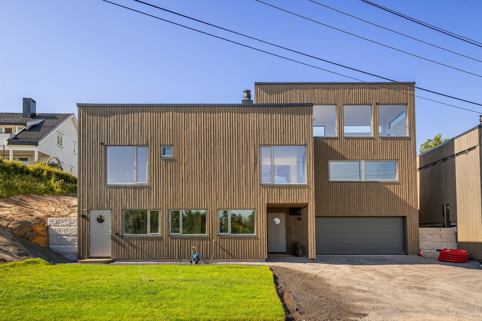 Boligen ligger i et attraktivt og veletablert villastrøk, med særs gode solforhold og fine uteområder. Galleribilde