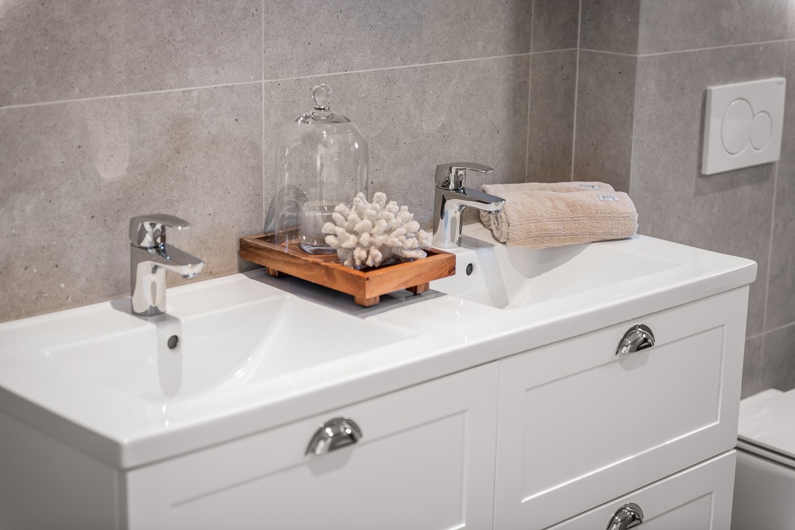 Utstyrt med bl.a. gulvvarme, heldekkende dobbelservant og nedsenket dusjhjørne (90x90) med 5x5 mosaikk fliser. Galleribilde