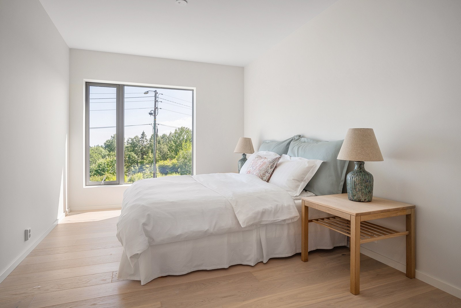 Stort master suite med eget bad og god plass til dobbeltseng, nattbord og ulike garderobeløsninger. Galleribilde