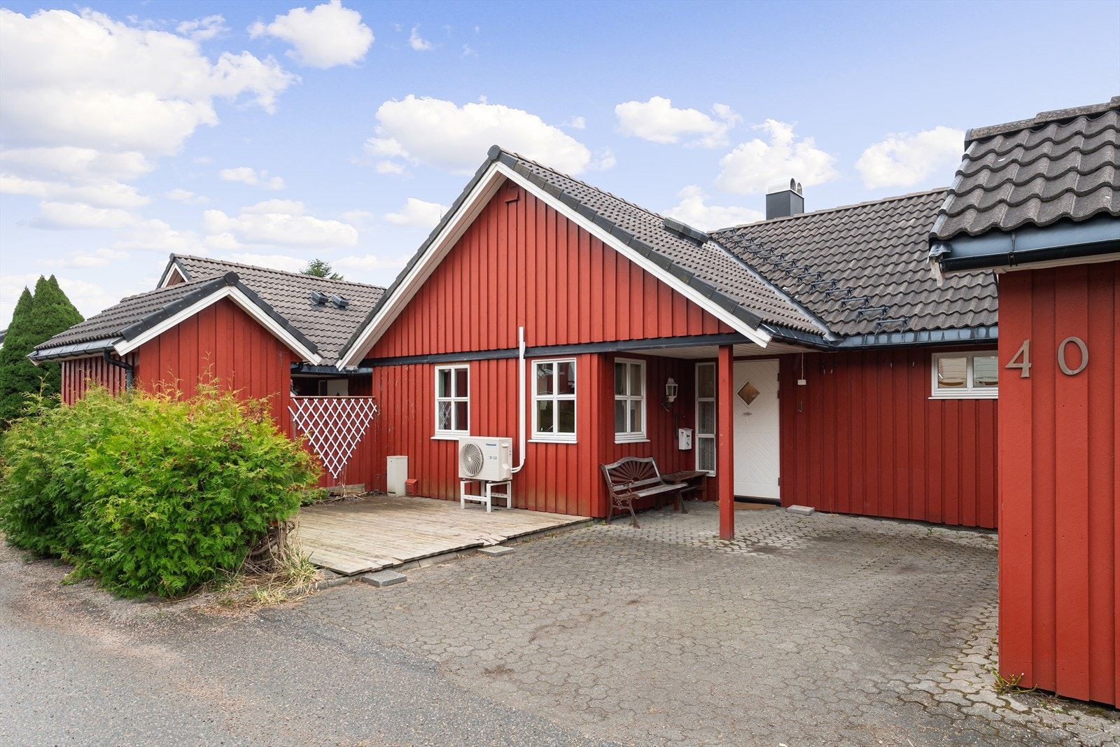 Inngangsparti og parkering Galleribilde