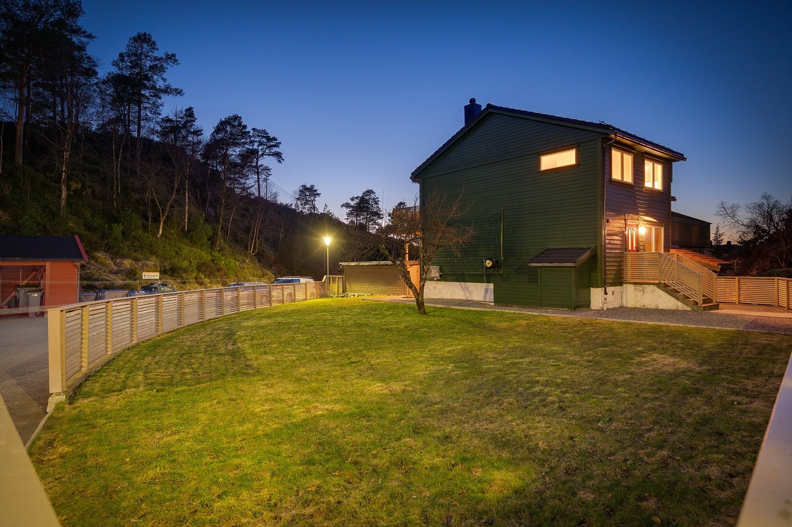 Sjekk ut denne hagen! Vanvittig god størrelse og denne eier du! Galleribilde