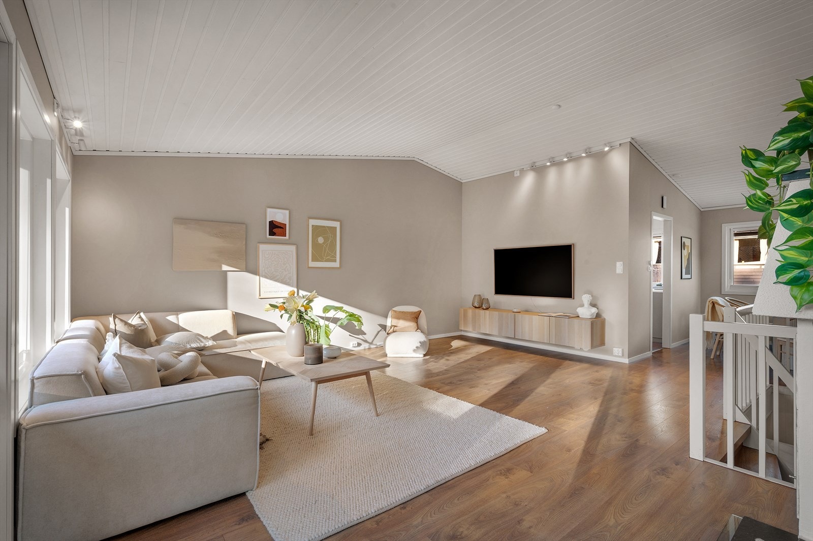 Stuen er enkel å innrede i forskjellige soner. Galleribilde