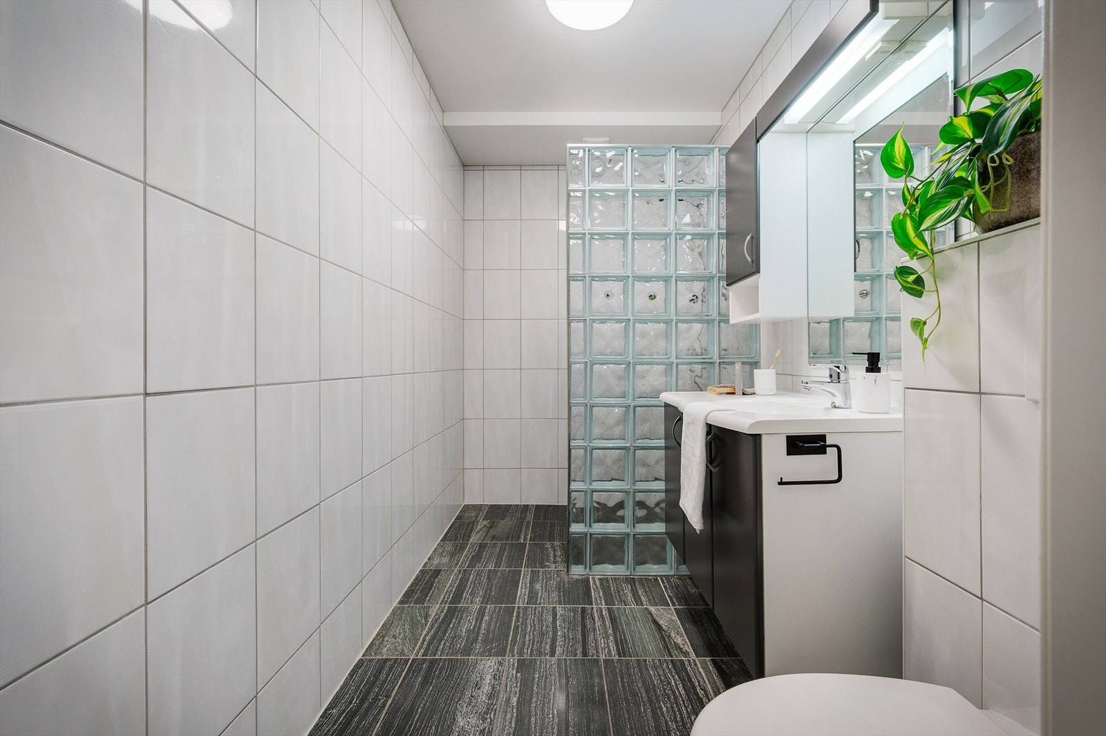 Badet er helfliset med varme i gulvet. Galleribilde