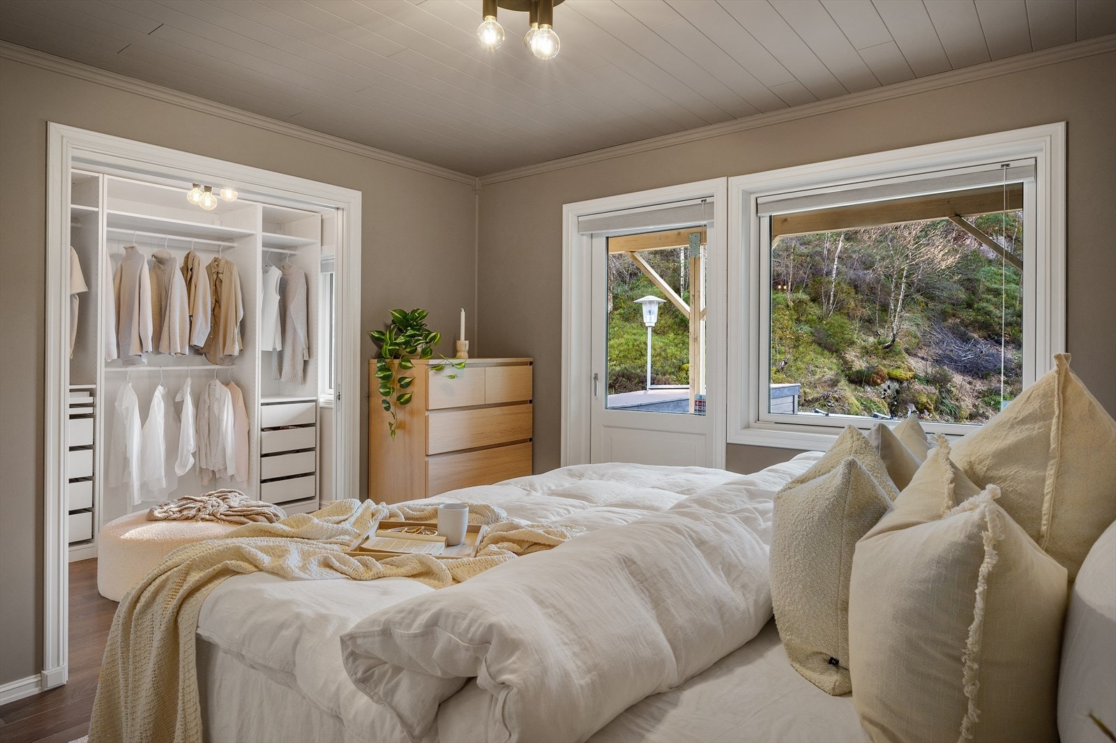 Det er god plass til en 180 seng med tilhørende nattbord. Galleribilde