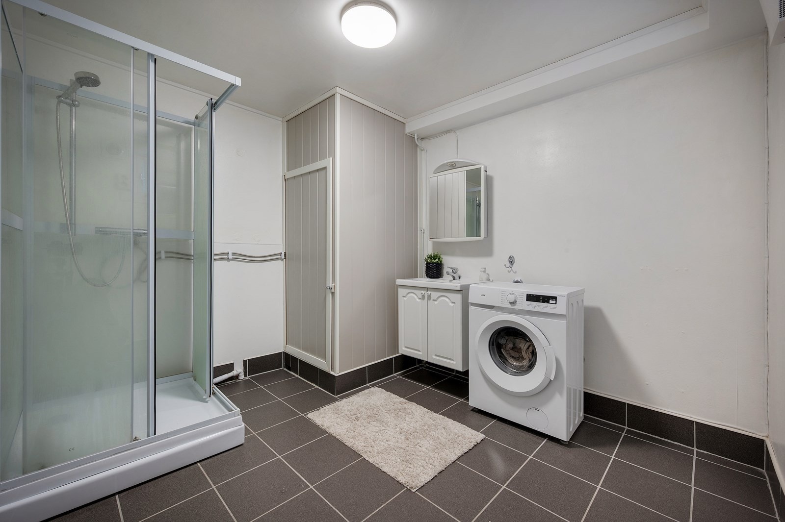 Meget god størrelse på badet i utleiedelen. Galleribilde