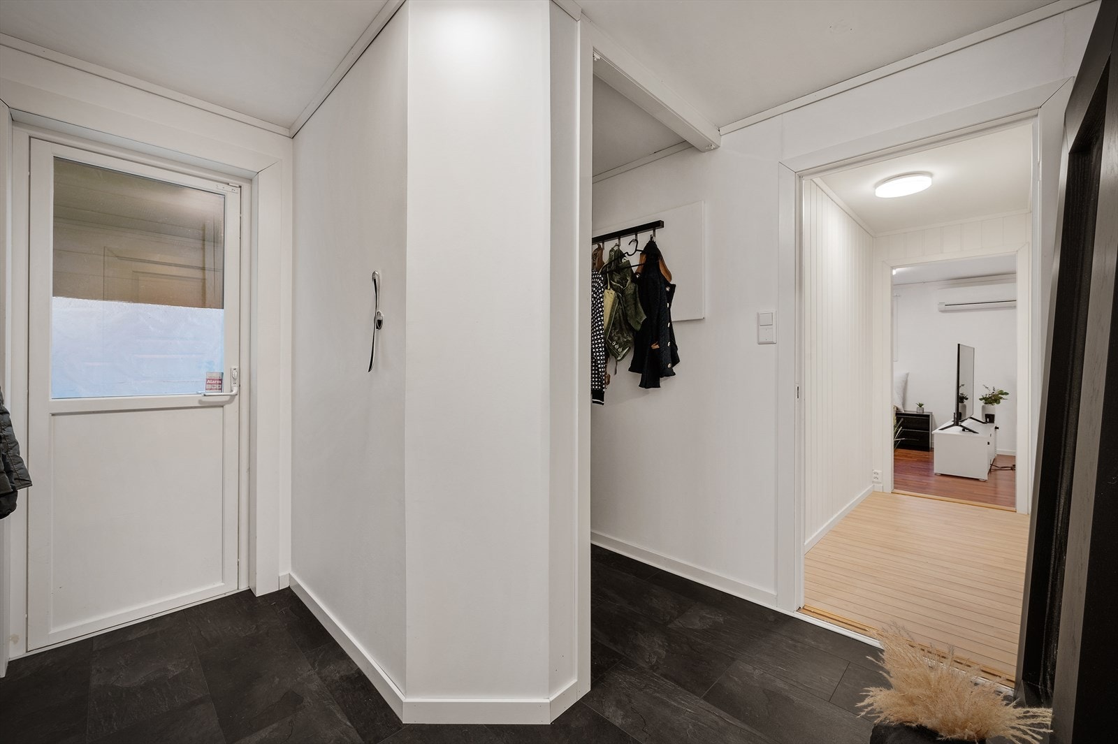 Romslig gang med god plass til å henge fra seg yttertøy og sko. Galleribilde