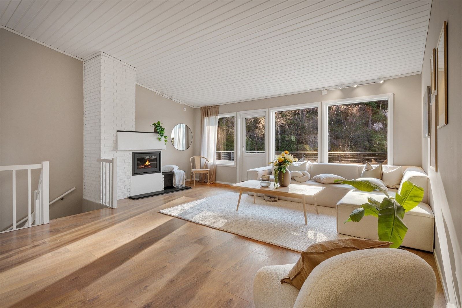 Det er rikelig med vinduer, noe som sørger for godt med naturlig lys. Galleribilde