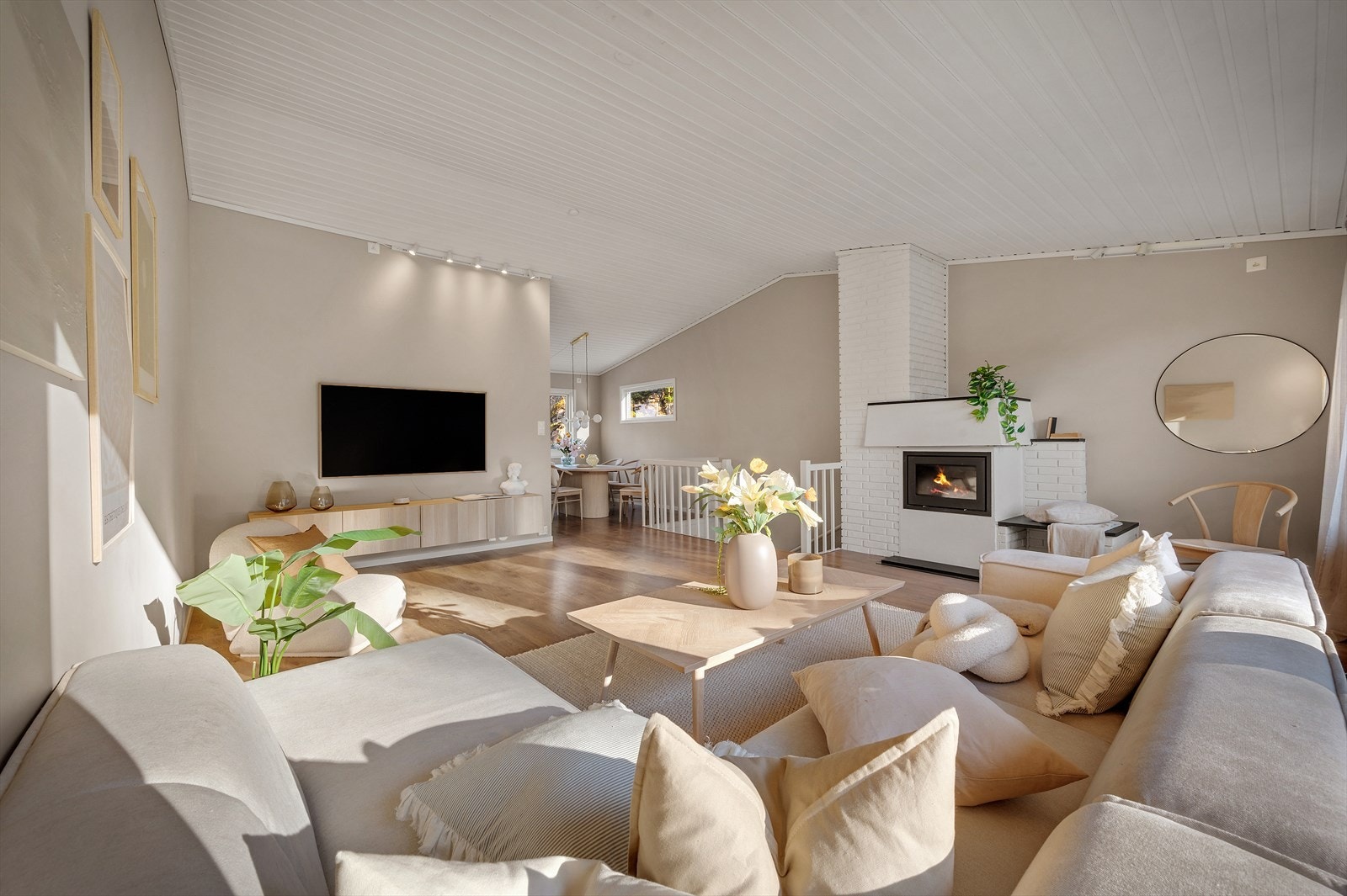 Stuen har en vanvittig god romfølelse med en god takhøyde i kombinasjon med gjennomgående naturlig lys. Galleribilde