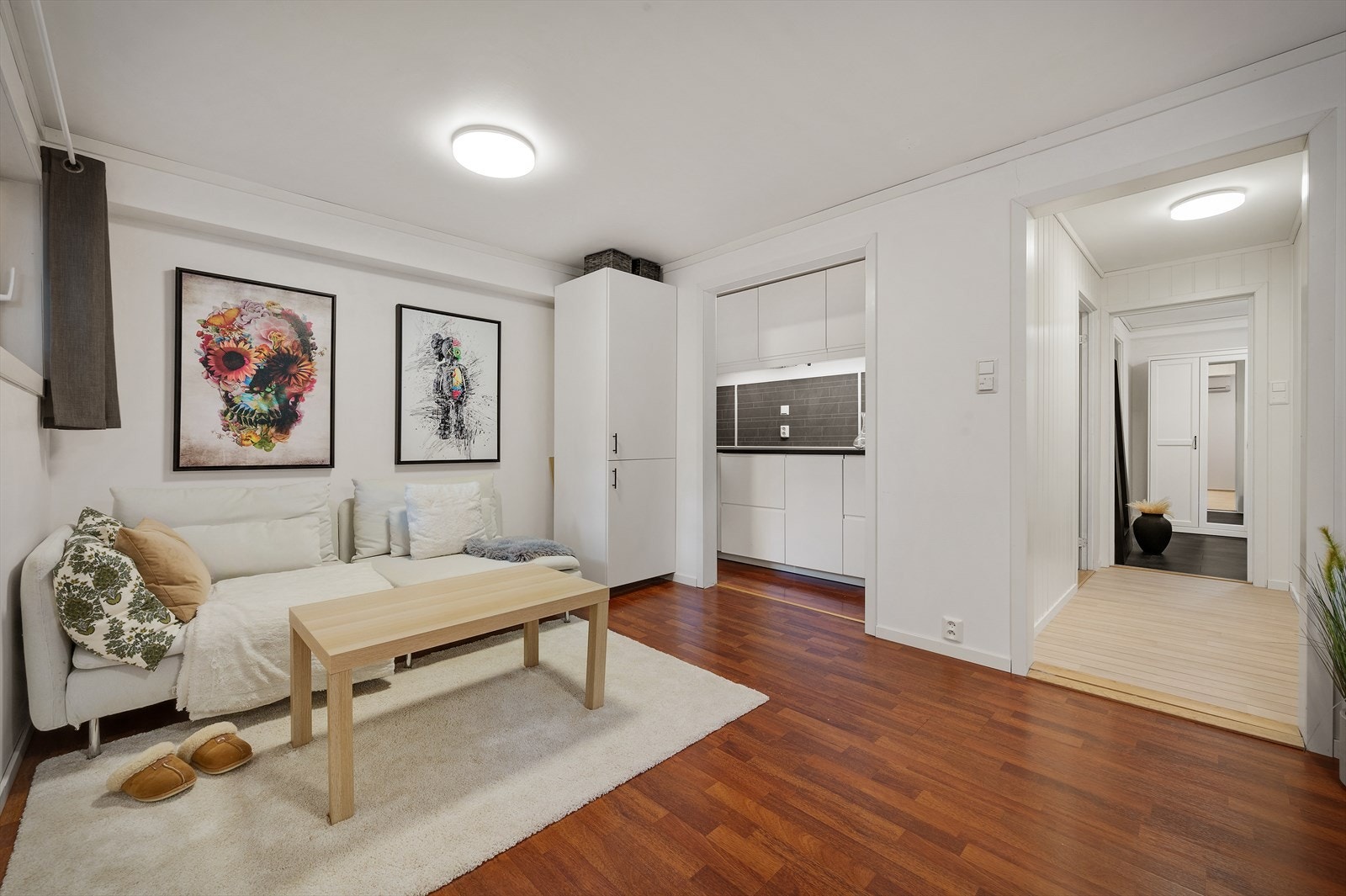 Stuen er enkel å innrede i forskjellige soner. Galleribilde