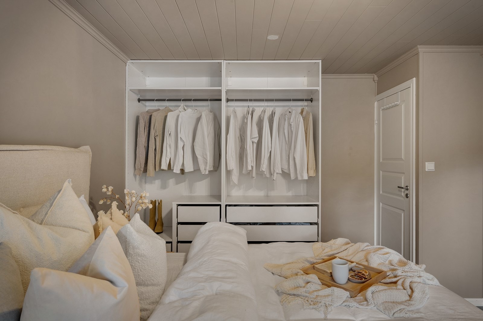 Det er flere PAX garderobeskap på soverommet. Galleribilde