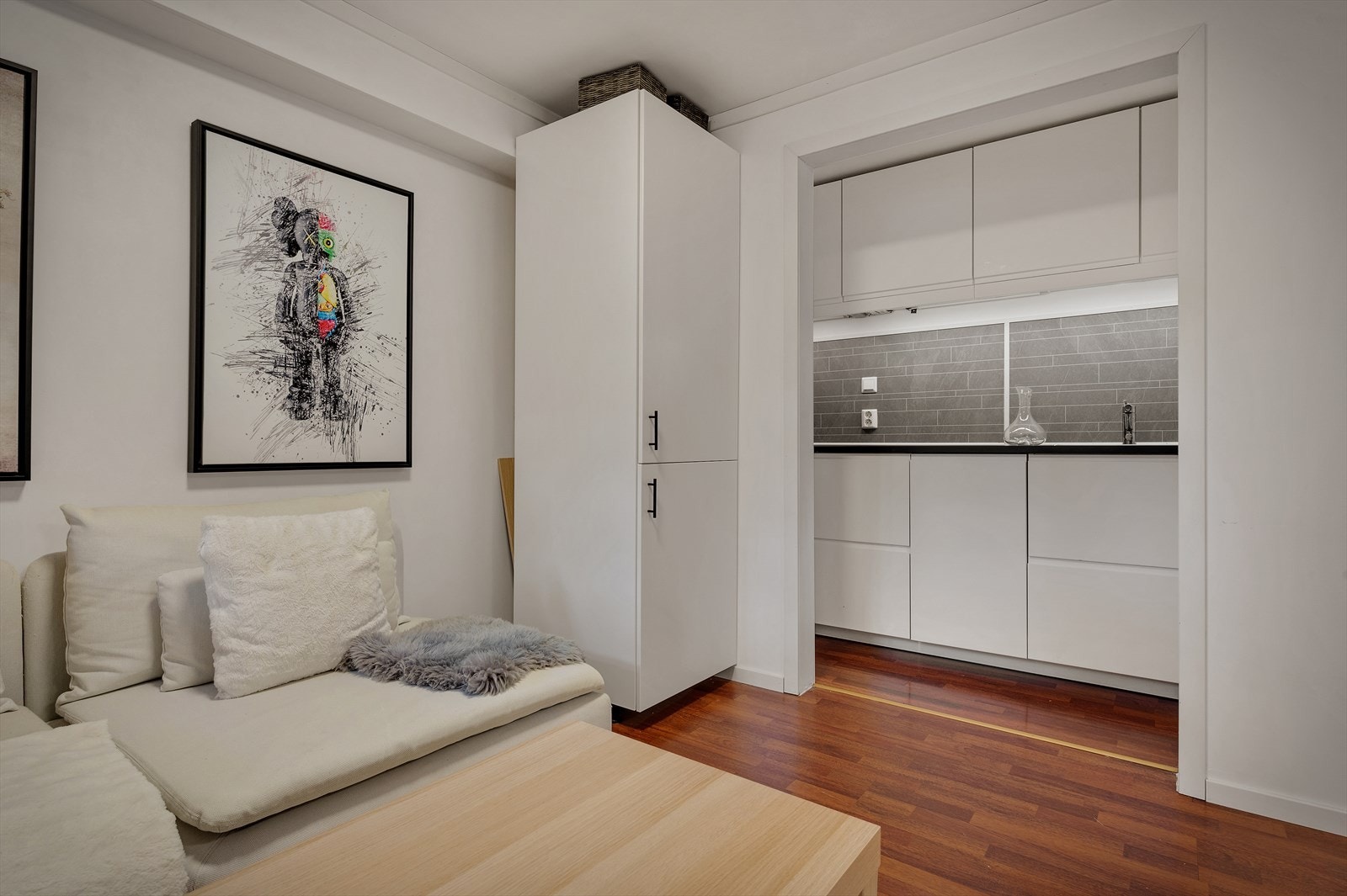 Praktisk kjøkken med en delvis åpen løsning. Galleribilde