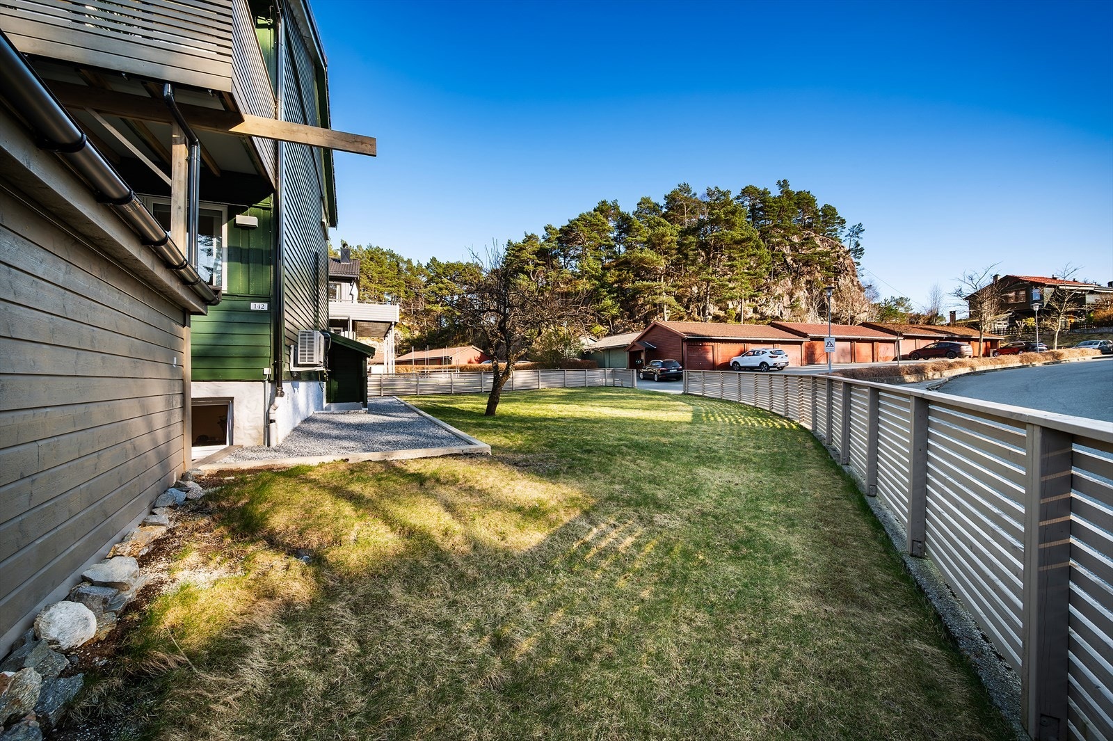 Legg merke til gjerdet som var nytt i 2022. Galleribilde