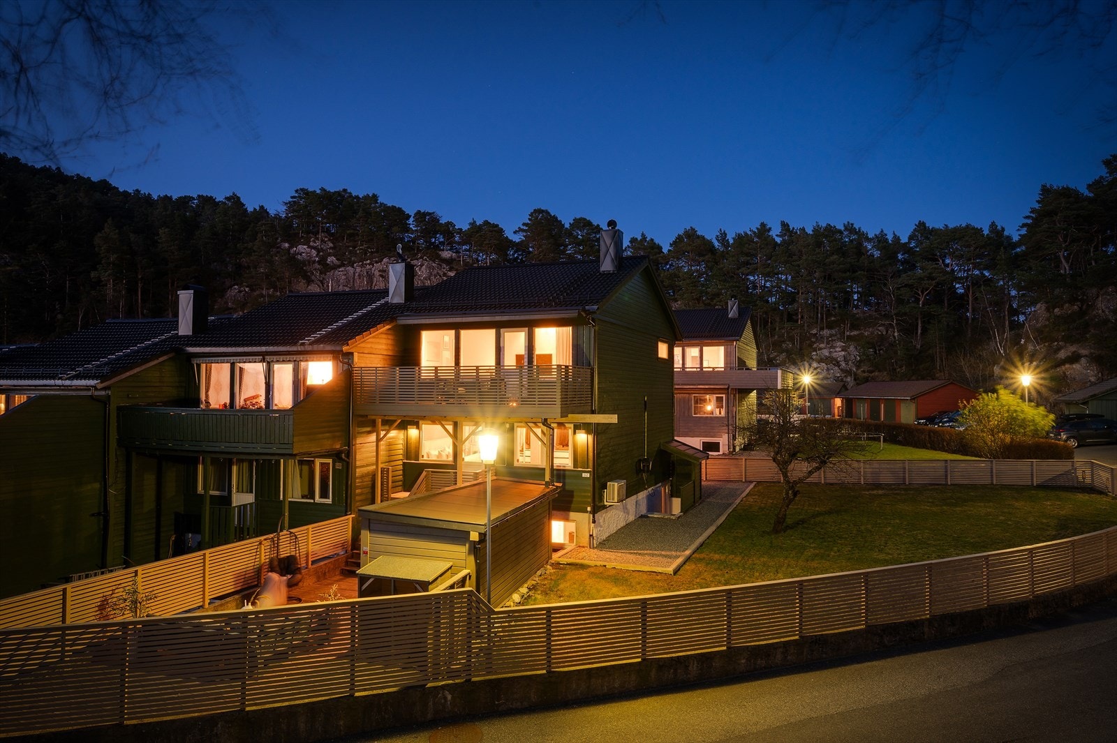 Velkommen til Ravnestølen 142! Et lekkert enderekkehus med gode kvaliteter og en godt utnyttet planløsning. Galleribilde