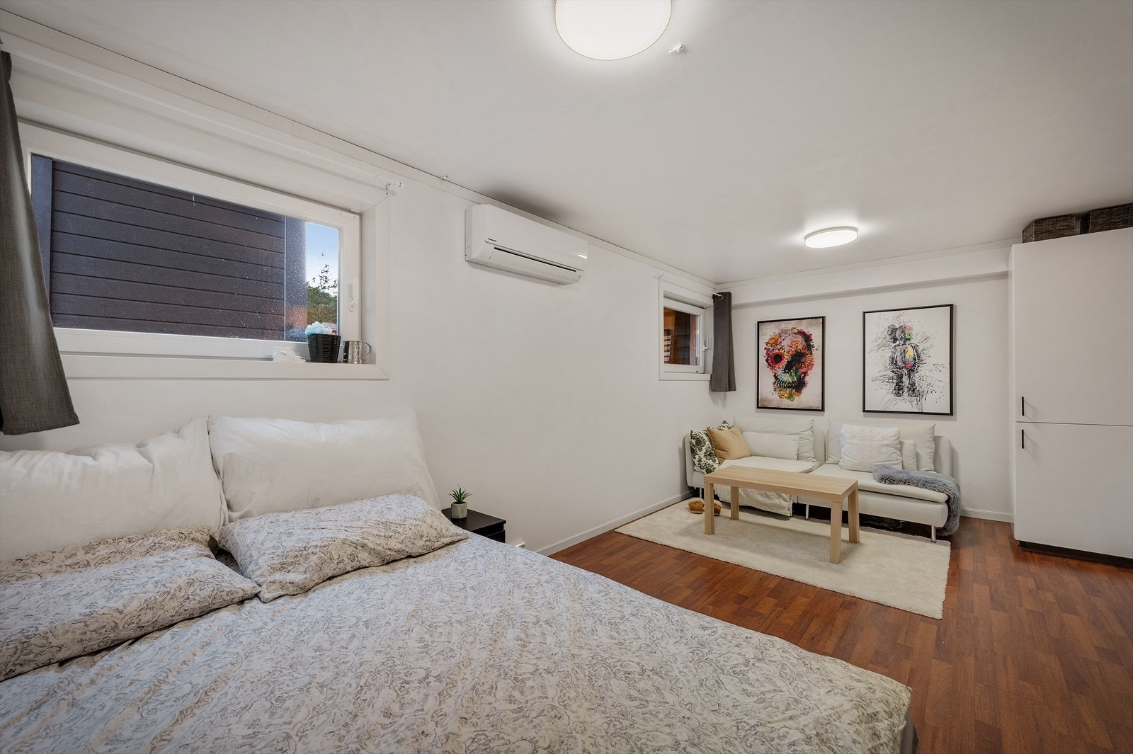 Nåværende leietaker har hatt seng i stuen. Det er flere muligheter og løsninger for å få til en soveplass i stuen. Galleribilde