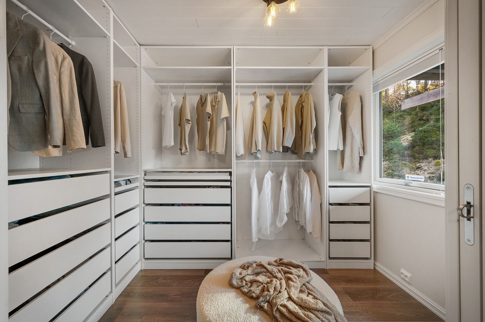 Deilig walk-in-closet. Alle garderobeløsninger medfølger salget. Garderoberommet var tidligere et soverom, og dette kan tilbakeføres relativt enkelt hvis ønskelig. Galleribilde