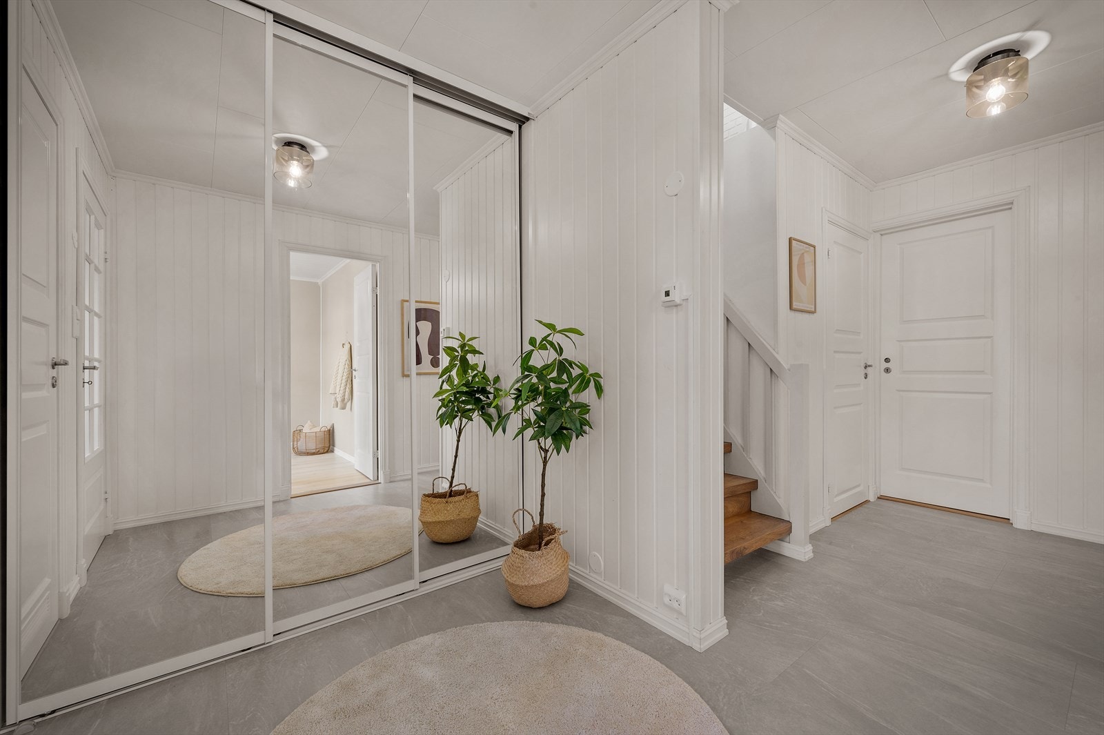 Velkommen inn! Her er det rikelig med plass til å henge fra seg yttertøy og sko i den store skyvedørsgarderoben. Galleribilde
