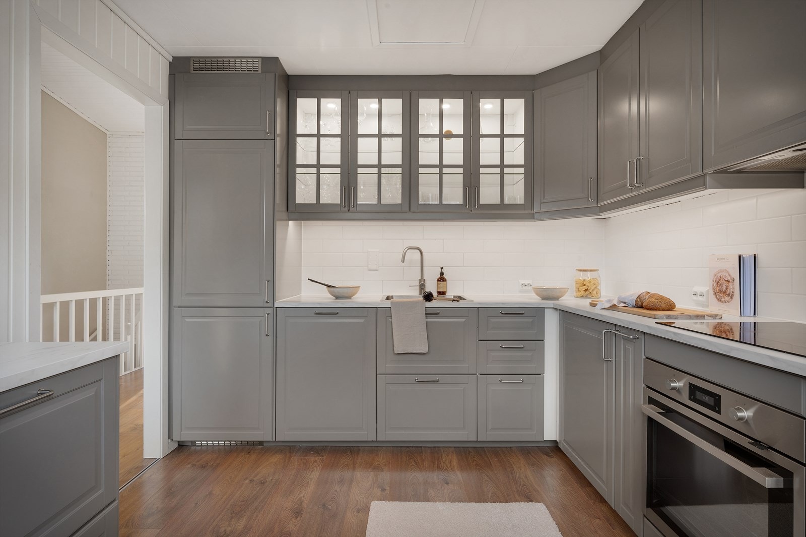 Det er rikelig med skap- og benkeplass. Galleribilde